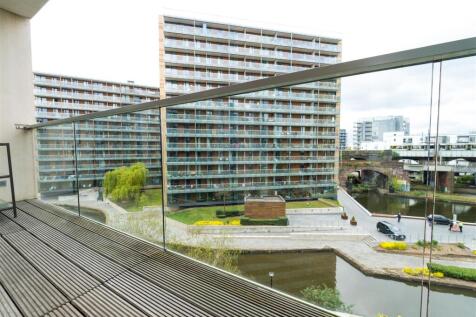 Modern one-bedroom canal-side apartment in Timber Wharf, Castlefield. Features include a spacious reception room, luxury fitted kitchen, and a contemporary three-piece bathroom. Enjoy natural light an