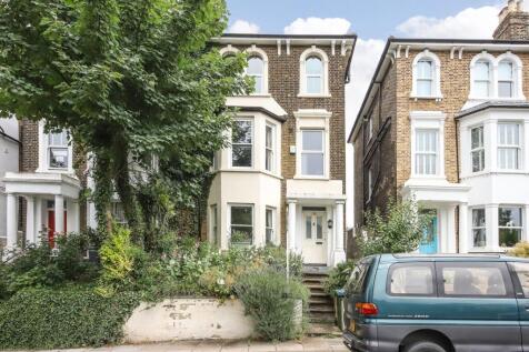 A well presented top floor maisonette with a private entrance to the side of the building with a large storage area for bicycles.