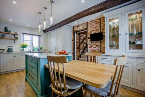 Kitchen/B'fast Room