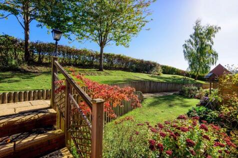 Rear outlook & Garden