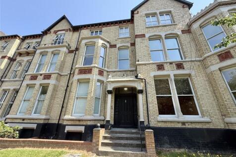 Apartment in the heart of Liverpool, this modern 2-bedroom property on the first floor comes fully furnished with access to communal gardens. Perfect for urban living.