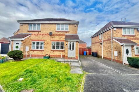 Available immediately! 2 bedroom house in Pendlebury, Swinton. Call us to arrange a viewing!