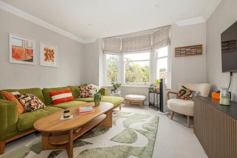 SHORT LET Period conversion apartment in prime Village location by Wimbledon Common.