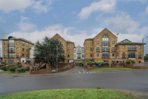 This raised ground floor studio flat has a spacious living area with an integrated kitchen, tiled shower room, wood flooring and is ideally situated with Brent Cross and excellent transport links on y