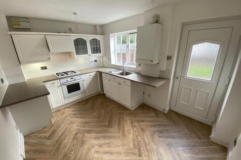 ** Zero Deposit Guarantee Available **
Available Soon! this two bedroom family home is located in a quiet cul-se-sac with little through traffic and leafy surroundings. Excellent amenities nearby, the