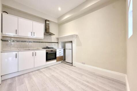 A newly refurbished one-bedroom ground floor flat ideally located on Bowes Road, Palmers Green, N13. The property comprises a bright and spacious double bedroom, a modern shower room, a separate fitte