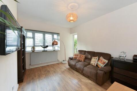 A beautifully presented two bedroom home situated within a very quiet block minutes away from Lower Richmond Road.