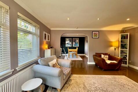 Reform Street, Beith lounge
