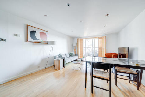 A spacious and bright top floor apartment in the sort after Carlton Gate development. With lift access leading up to a spacious living room layout leading out to a private balcony overlooking the cana