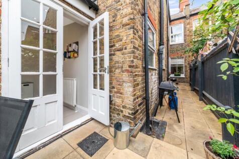 Side patio, BBQ area & clothes dryinh