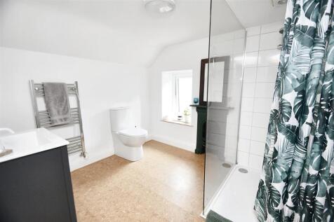 EN-SUITE SHOWER ROOM