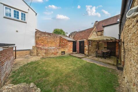 19 High Street, Greens Norton