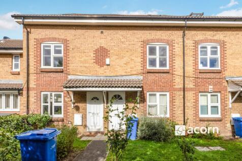 Stylish ground floor maisonette located in a modern well maintained development close to Bermondsey tube station as well as being close to numerous bus routes providing easy access into central London