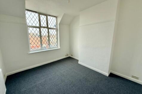 2 bed flat to rent, Romford RM6