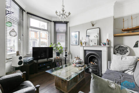 NO DEPOSIT OPTION AVAILABLE. A two double bedroom garden flat with its own private entrance. Modern kitchen and bathroom. Lovely quiet road. Perfect for Crouch End, Hornsey and Muswell Hill.