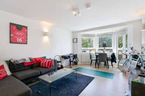 A two bedroom one bathroom apartment available within the popular Kew Bridge Court development.