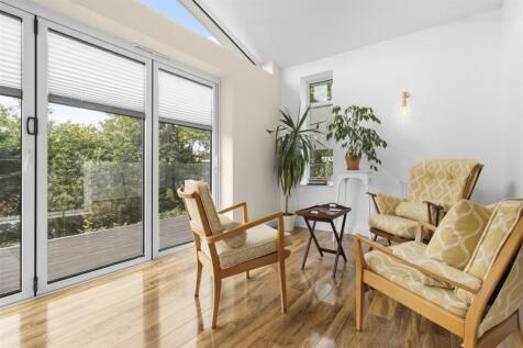 Sitting & Dining Area