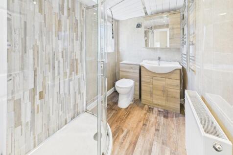 En Suite to Bedroom 1