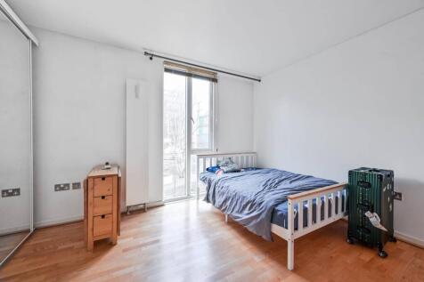 2 bed, 2 bath Flat in london - Photo 6