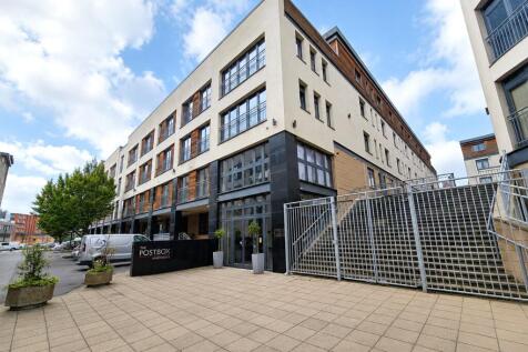 AVAILABLE AUG 3RD | 2 BED 1 BATH APARTMENT | TOP FLOOR | FULLY FURNISHED WITH INTERGRATED APPLIANCES | PARKING INCLUDED