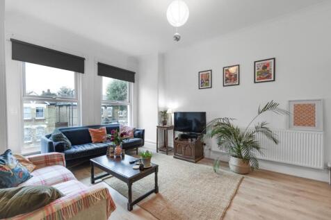 1533100065 - 82c South Croxted Road, SE21 - 2.jpg