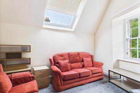 This charming and cosy 2-bedroom flat is set in the highly desirable Kings Stables Road area of Edinburgh, offering a comfortable and well-presented home in a prime city-centre location.