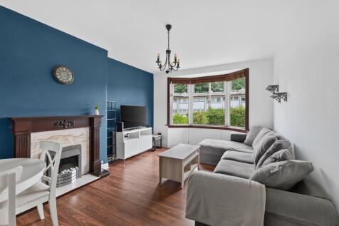 ***Virtual Walkthrough Tour Available** Available immediately, a lovely part-furnished two bedroom ground floor flat in popular crewe toll are in the North of the city.
