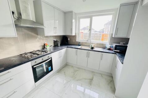 4-bedroom House for rent in Dagenham