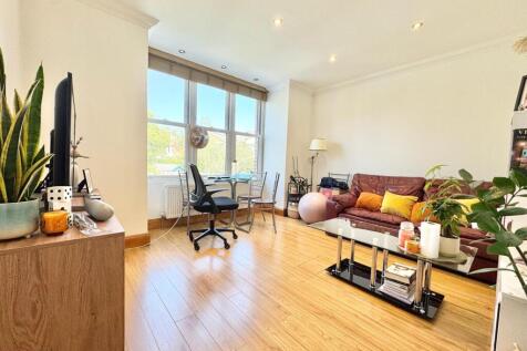 EVERYTHING YOU ARE LOOKING FOR! We are proud to present to the market this one double bedroom flat located within a 5 minutes walking distance from Streatham Station which has direct link in to London