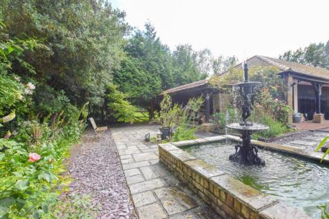 Garden adjacent to garage-annexe