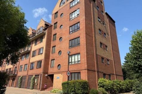 Property Matters are delighted to offer for rent this substantial property which will rent quickly and would ideally suit a family or sharers looking for a long term rental. This fully furnished apart