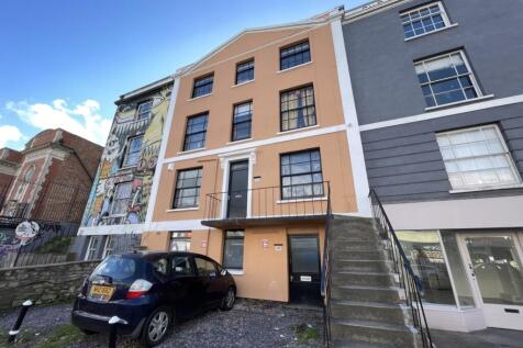 This 3 double bed top floor flat is located right in the heart of the cosmopolitan area of Stokes Croft.
***Please email us with yo...