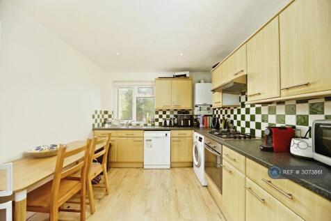 3 Bedroom Flat in SW18 3DA