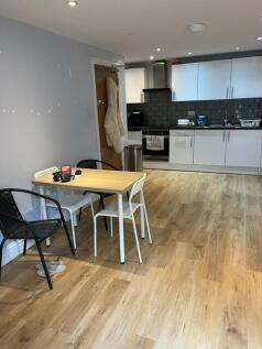 ** Zero Deposit Guarantee Available **
Large, Spacious, Studio Flat, Ground Floor with PRIVATE GARDEN