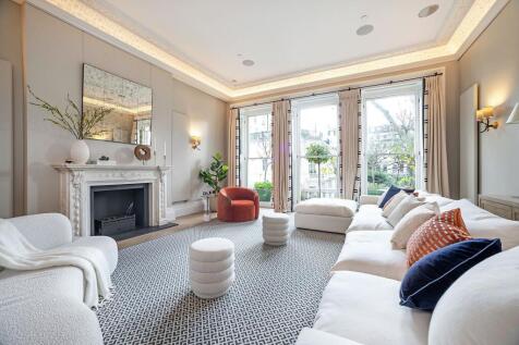 An exceptional and unique First Floor lateral apartment (2,263 sqft) in this stucco fronted period conversion overlooking beautifully maintained communal gardens.