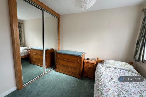 Back Bedroom - Mirrored Wardrobe, Large Drawers