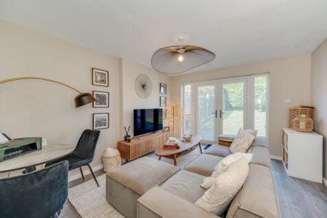 KITCHEN AND DINING ROOM/LOUNGE