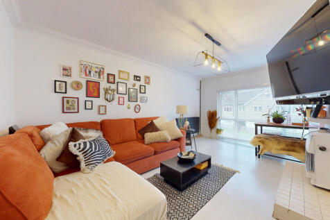 LOUNGE / DINING ROOM