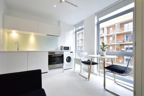 ** STUDIO APARTMENT ** FULLY FURNISHED ** CLOSE TO THE TRAIN STATION **