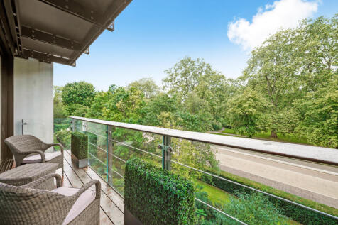 4 bed, 3 bath Apartment in London - Photo 7
