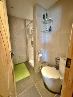 En-suite shower bedroom 4