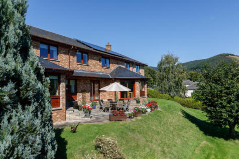 8 bed, 8 bath Detached in Leeds - Photo 1