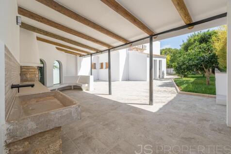 Modern luxury home with pool in a prime location in Puerto Pollensa