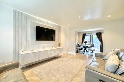 Lancaster Avenue, Beith lounge shot