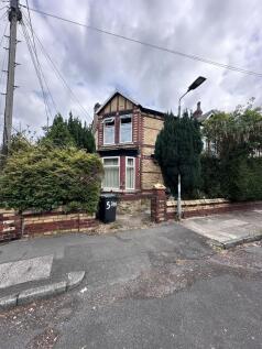Redecorated throughout, bran new kitchen & bathroom, new carpets, ready to move in, UPVC windows, Gas central heating system, Excellent bus routes into Manchester City Centre, Convenient access to the
