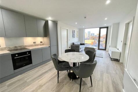 Two bedroom, two bathroom furnished apartment in Oxygen Tower, Manchester. Featuring open-plan living, en-suite to principal bedroom and high-quality finishes throughout. Available 05/07. Reposit opti