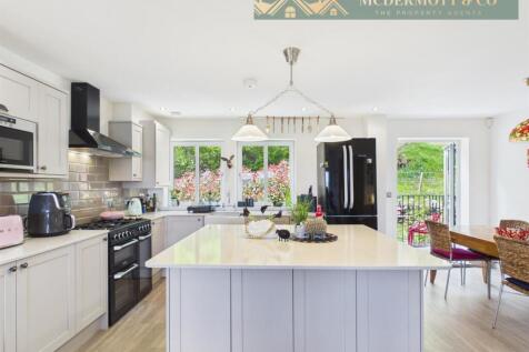 Kitchen / Dining Area