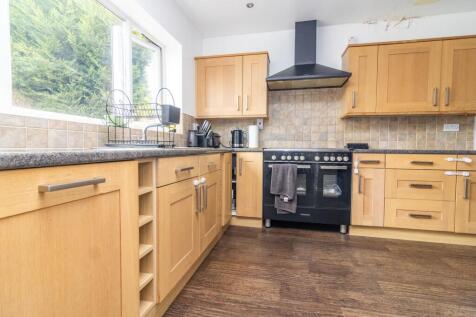 L-SHAPED KITCHEN/BREAKFAST ROOM