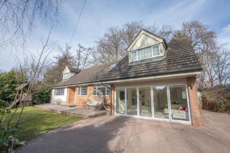 This beautifully designed contemporary detached property is located in the much sought after location of Oulton within a short walk of the DeVere Oulton Hall and Golf course. The property has been des