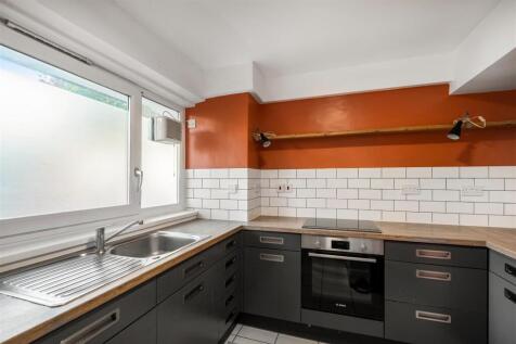 3 Bedroom Flat in SW9 7JE